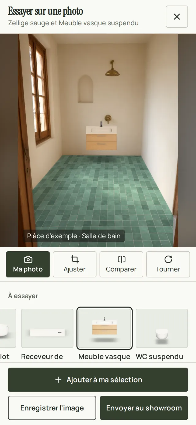 « Voir chez moi » sur téléphone : un zellige vert posé au sol et un meuble vasque au mur d’une salle de bain d’exemple